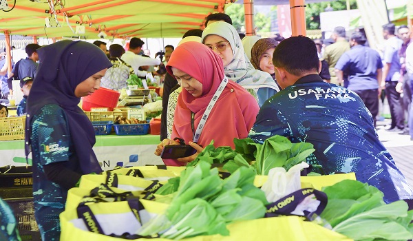 Orang ramai membeli barangan keperluan yang dijual Lembaga Pemasaran Pertanian Persekutuan (FAMA) pada Program Jualan Agro MADANI/Foto BERNAMA